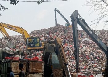 Malam-malam, Sampah TPA Cipeucang Tebar Bau Menyengat Hingga BSD
