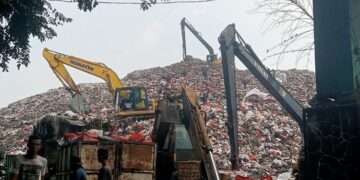 Malam-malam, Sampah TPA Cipeucang Tebar Bau Menyengat Hingga BSD