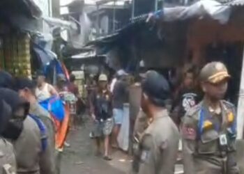 Satpol PP Tangsel Bongkar Paksa Lapak PKL Pasar Serpong