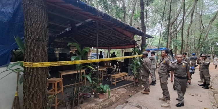 Satpol PP Tangsel Segel Cafe Serdadu dan Cafe Pinus di Taman Kota 2 Serpong