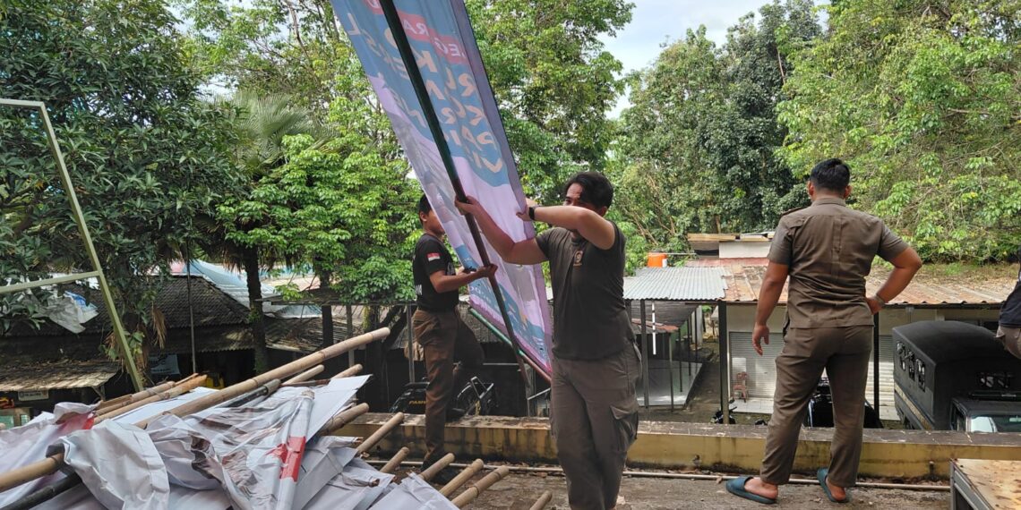 Satpol PP Tangsel Tegakkan Aturan, Puluhan Reklame Ilegal Ditertibkan di Serpong