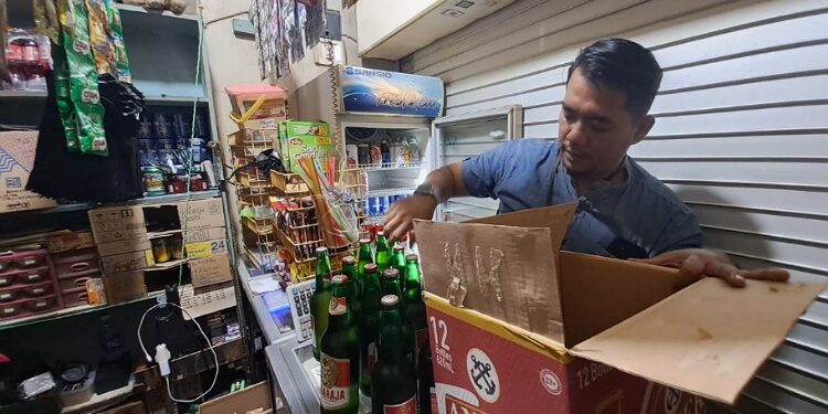 Satpol PP Tangsel Amankan Ribuan Botol Miras dari Toko Sembako di Pondok Aren
