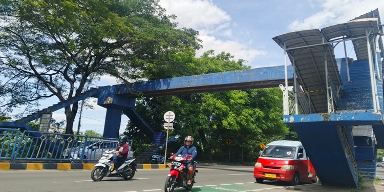 Kondisi Kritis JPO Dekat SMPN 5 Kota Tangerang Membahayakan Keselamatan Pelajar
