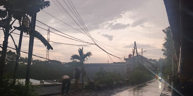 Warga Ciater Keluhkan Kabel Menjuntai Hingga Nyaris Sentuh Tanah, Kondisi Tiang Kabel Miring Mengancam Keselamatan