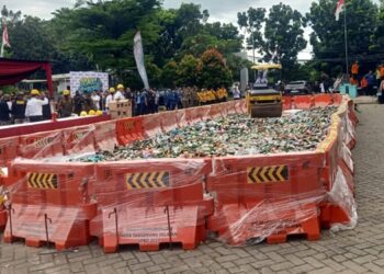 Satpol PP Tangsel Musnahkan Belasan Ribu Botol Miras dan Minuman Beralkohol
