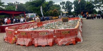Satpol PP Tangsel Musnahkan Belasan Ribu Botol Miras dan Minuman Beralkohol