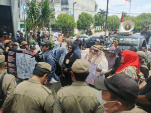 Usai Didemo Warga, Satpol PP Tangsel Bongkar Pagar Penutup Jalan Serpong-Parung di Perlintasan BRIN/Puspiptek