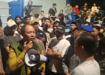 Warga Blokade Akses Menuju TPA Cipeucang Malam Hari Berlangsung Tegang, Tuntut Penutupan Permanen