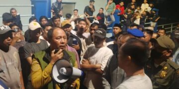 Warga Blokade Akses Menuju TPA Cipeucang Malam Hari Berlangsung Tegang, Tuntut Penutupan Permanen
