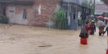 Ratusan Warga Kabupaten Tangerang Berjuang Bertahan Hadapi Banjir Rob