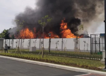 Bedeng Pekerja Proyek Summarecon di Curug Tangerang Terbakar