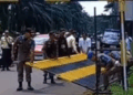 Usai Didemo Warga, Satpol PP Tangsel Bongkar Pagar Penutup Jalan Serpong-Parung di Perlintasan BRIN/Puspiptek