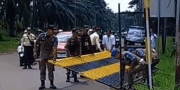 Usai Didemo Warga, Satpol PP Tangsel Bongkar Pagar Penutup Jalan Serpong-Parung di Perlintasan BRIN/Puspiptek