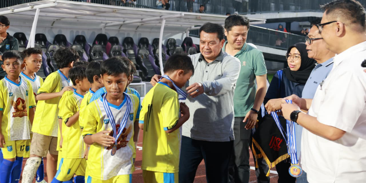 Bupati Tangerang Tutup Gelaran Akbar Sepak Bola GMT Cup 2025 di Indomilk Arena Kelapa Dua