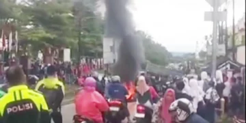 Aksi Blokade Jalan oleh Ribuan Warga Tiga Kecamatan Lumpuhkan Jalur Bogor–Banten, Tuntut Kepastian Dampak Penutupan Tambang