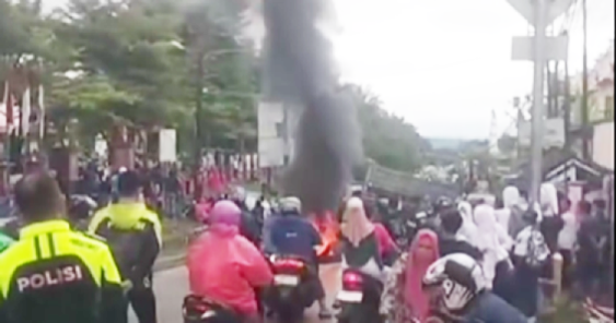 Aksi Blokade Jalan oleh Ribuan Warga Tiga Kecamatan Lumpuhkan Jalur Bogor–Banten, Tuntut Kepastian Dampak Penutupan Tambang