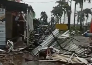 Angin Kencang dan Hujan Deras Rusak Puluhan Atap Ruko dan Lapak Serta Pohon Tumbang di Solear Tangerang