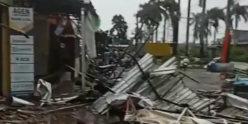 Angin Kencang dan Hujan Deras Rusak Puluhan Atap Ruko dan Lapak Serta Pohon Tumbang di Solear Tangerang