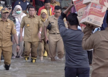 Bupati Tangerang Terjang Banjir di Kosambi, Pastikan Bantuan dan Penanganan Berjalan
