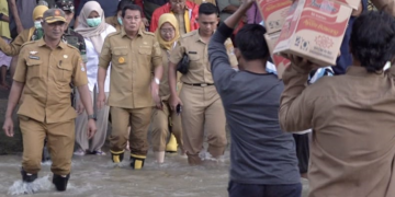 Bupati Tangerang Terjang Banjir di Kosambi, Pastikan Bantuan dan Penanganan Berjalan