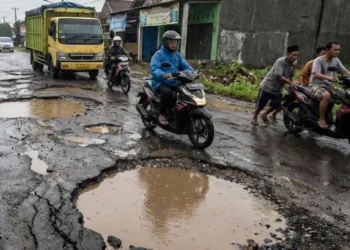 Kerusakan Parah Jalan Raya Pakuhaji Picu Keluhan Warga, Pemkab Tangerang Janjikan Perbaikan 2026