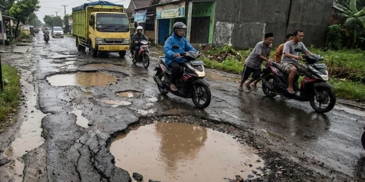 Kerusakan Parah Jalan Raya Pakuhaji Picu Keluhan Warga, Pemkab Tangerang Janjikan Perbaikan 2026