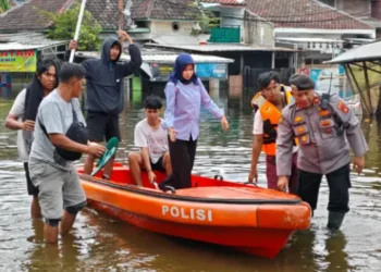 Perahu Karet Susuri Genangan, Polisi Menyapa dari Pintu ke Pintu Warga Terdampak Banjir Kota Tangerang