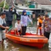 Perahu Karet Susuri Genangan, Polisi Menyapa dari Pintu ke Pintu Warga Terdampak Banjir Kota Tangerang