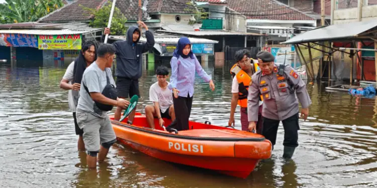 Perahu Karet Susuri Genangan, Polisi Menyapa dari Pintu ke Pintu Warga Terdampak Banjir Kota Tangerang