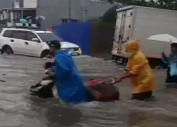 Lima Kecamatan di Kota Tangerang Tergenang Air Puluhan Sentimeter Akibat Hujan Lebat