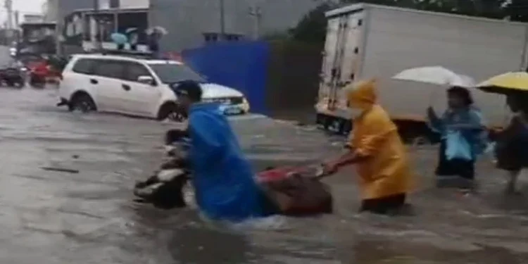 Lima Kecamatan di Kota Tangerang Tergenang Air Puluhan Sentimeter Akibat Hujan Lebat