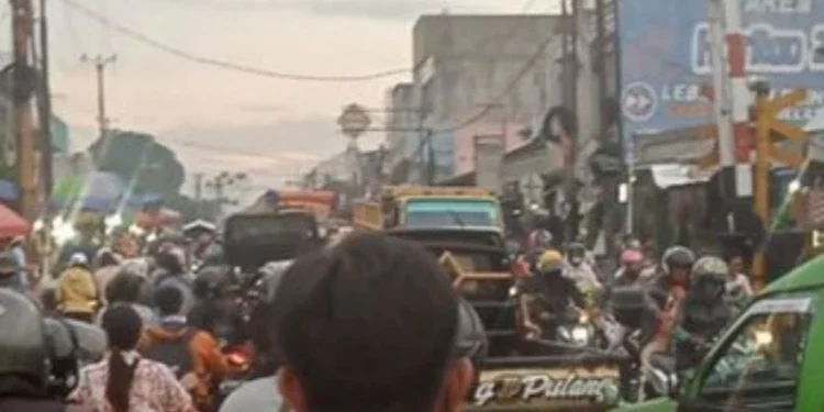 Kemacetan di Perlintasan Stasiun Serpong Dikeluhkan, Dishub Dinilai Kurang Tegas Atasi Pelanggaran Lalu Lintas