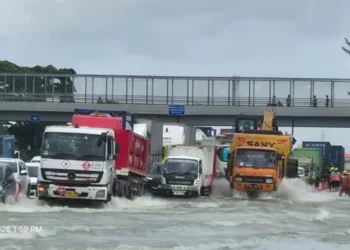 Genangan Air Rendam Tol Tangerang-Merak di KM 38 dan KM 50, Pengelola Pasang Tanggul Pasir