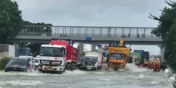 Genangan Air Rendam Tol Tangerang-Merak di KM 38 dan KM 50, Pengelola Pasang Tanggul Pasir