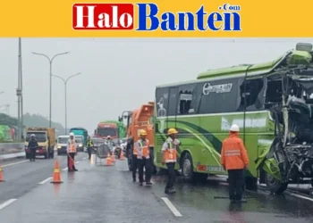 Bus Angkut Wisatawan Asal Cilegon Banten Tabrak Truk di Tol Cipali KM 78A, Sopir Warga Mauk Tangerang Tewas dan 28 Penumpang Luka