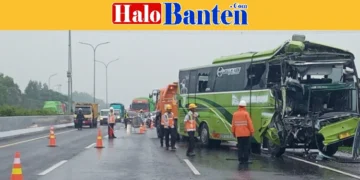 Bus Angkut Wisatawan Asal Cilegon Banten Tabrak Truk di Tol Cipali KM 78A, Sopir Warga Mauk Tangerang Tewas dan 28 Penumpang Luka