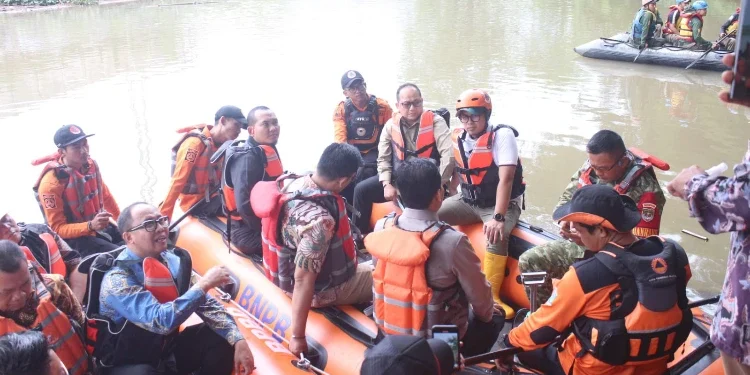 DLH Tangsel Semprot Biosaka di Sungai Jaletreng untuk Netralisasi Air Pasca Tercemar Pestisida
