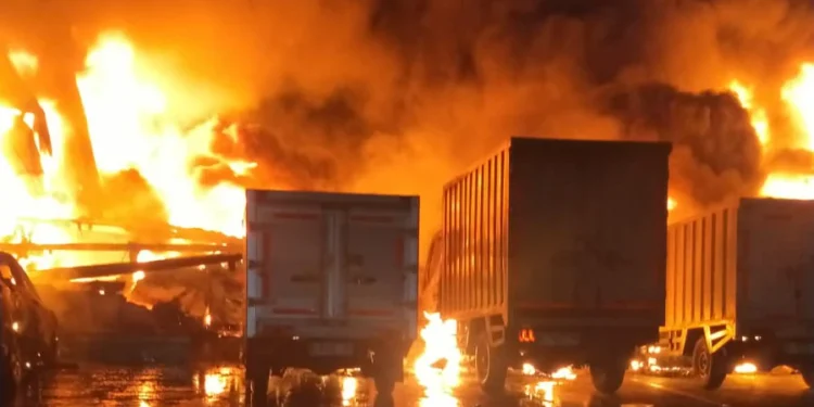 Kebakaran Landa Pabrik PT Putanlux Chemitraco di Cikupa Tangerang, Kerugian Taksir Capai Rp6 Miliar