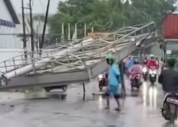 Papan Reklame Ambruk di Jalan Raya Legok-Karawaci, Dua Pengendara Motor Terluka
