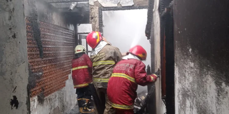 Rumah Dua Lantai di Bukit Cirendeu Pamulang Terbakar