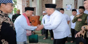 Safari Ramadan, Wali Kota Tangsel Salurkan Insentif Rp405 Juta bagi Imam dan Guru Ngaji