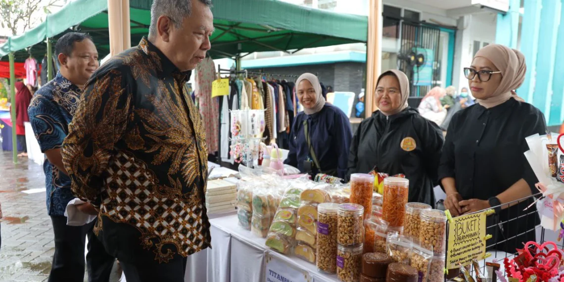 Hujan Tak Halangi Warga Berburu Sembako Murah di Bazar Ramadan Tangsel