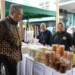 Hujan Tak Halangi Warga Berburu Sembako Murah di Bazar Ramadan Tangsel
