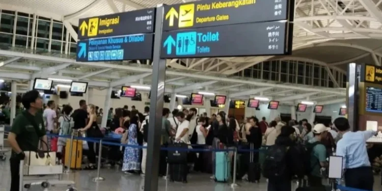 Penerbangan ke Timur Tengah di Bandara Ngurah Rai Dibatalkan, 1.631 Penumpang Tertahan