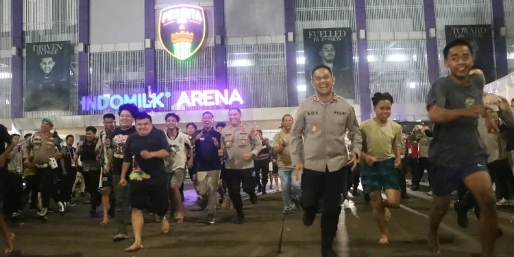Semangat Ramadan di Parkiran Stadion Indomilk Arena Kabupaten Tangerang : Lari Malam Satukan Polisi dan Remaja di Satu Lintasan