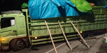 Truk Pengangkut Kelapa Amblas di Jalan Ki Hajar Dewantara Ciputat