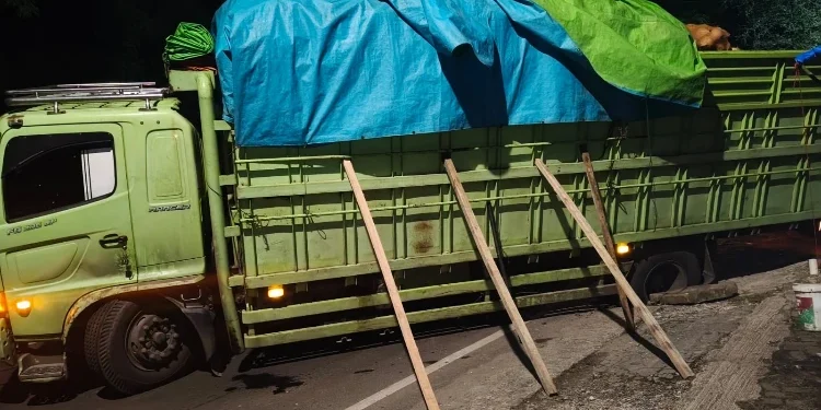 Truk Pengangkut Kelapa Amblas di Jalan Ki Hajar Dewantara Ciputat