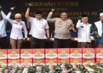 Belasan Ribu Botol Miras Ilegal Dimusnahkan di Polres Serang