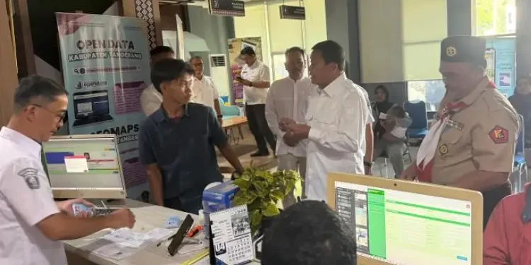 Bupati Tangerang Sidak Pelayanan KTP di Cisauk, Pastikan Proses Cepat dan Gratis
