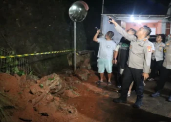 Longsor Tutup Akses Utama Warga Villa Dago Tol Serpong